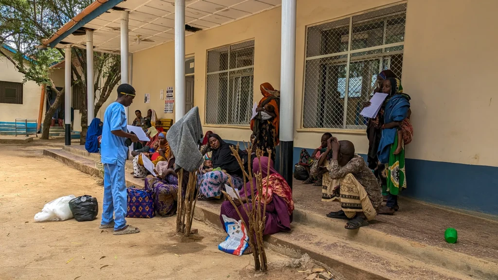 Pacientes y sus cuidadores esperan fuera del centro de alimentación terapéutica para pacientes hospitalizados en el Bay Regional Hospital, en Baidoa, Somalia, apoyado por MSF.