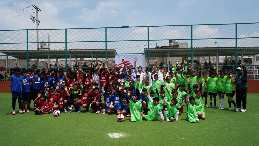 ¡Todo el equipo! Una foto de todos los participantes en Fútbol para el Mundo.