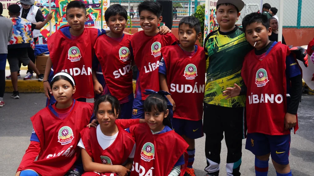 Un grupo de niños que representaban a Líbano y Sudán. Antes de los partidos, el equipo de MSF habló con los asistentes sobre las crisis en estos países para crear conciencia.