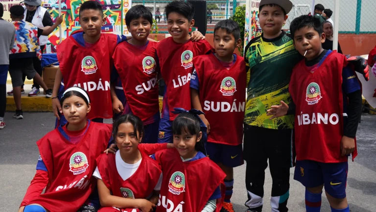 Un grupo de niños que representaban a Líbano y Sudán. Antes de los partidos, el equipo de MSF habló con los asistentes sobre las crisis en estos países para crear conciencia.