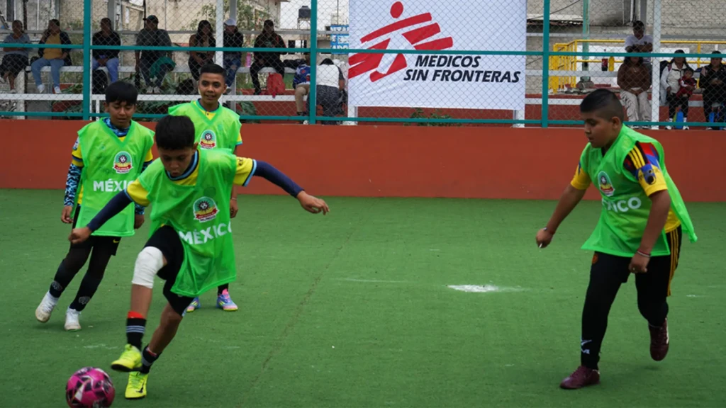 Niños jugando antes del inicio oficial del torneo.