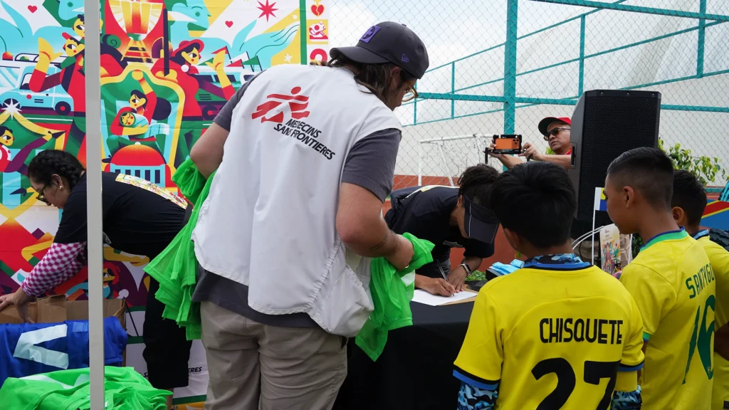 Niños y niñas se inscribieron en el torneo. El equipo de MSF les entregó una casaca con el nombre del país que representarían.