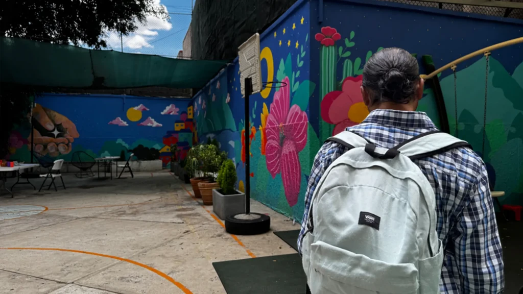 Gerardo, paciente, en el Centro de Atención Integral en Ciudad de México, donde se ofrecen servicios médicos, psicológicos y de trabajo social.
