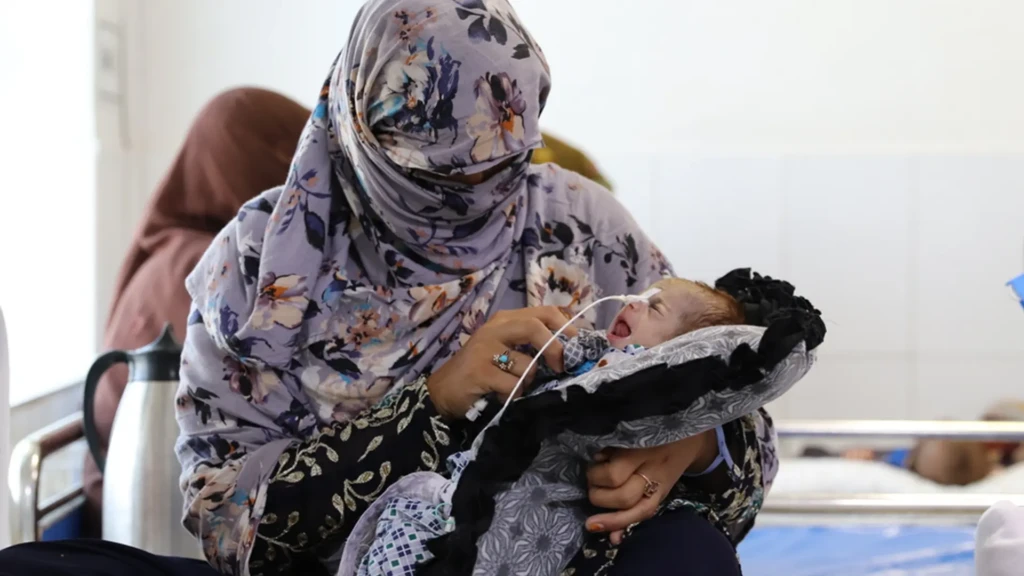 A Osmania le diagnosticaron desnutrición aguda grave y fue ingresada en el centro de alimentación terapéutica para pacientes ingresados (ITFC) en el Hospital Provincial Boost en Helmand. Tras cinco días de tratamiento, pudo volver a beber leche.