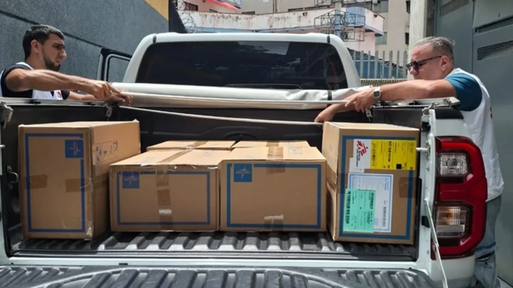 El 25 de junio, equipos de MSF en Caracas se desplazaron a La Guaira para evaluar la situación en una de las ciudades más afectadas por el terremoto. Se entregó una donación inicial de botiquines de primeros auxilios para traumatismos (que cubren aproximadamente 200 pacientes) al Hospital José María Vargas de La Guaira, donde la dirección del hospital agradeció enormemente el apoyo de MSF.