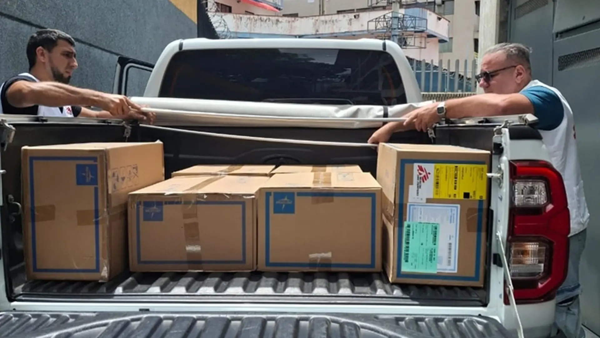 El 25 de junio, equipos de MSF en Caracas se desplazaron a La Guaira para evaluar la situación en una de las ciudades más afectadas por el terremoto. Se entregó una donación inicial de botiquines de primeros auxilios para traumatismos (que cubren aproximadamente 200 pacientes) al Hospital José María Vargas de La Guaira, donde la dirección del hospital agradeció enormemente el apoyo de MSF.