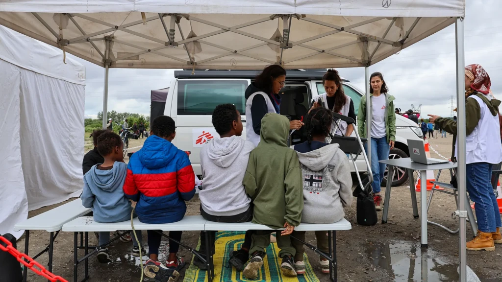 El equipo de MSF da la bienvenida a los niños y niñas a la clínica móvil.