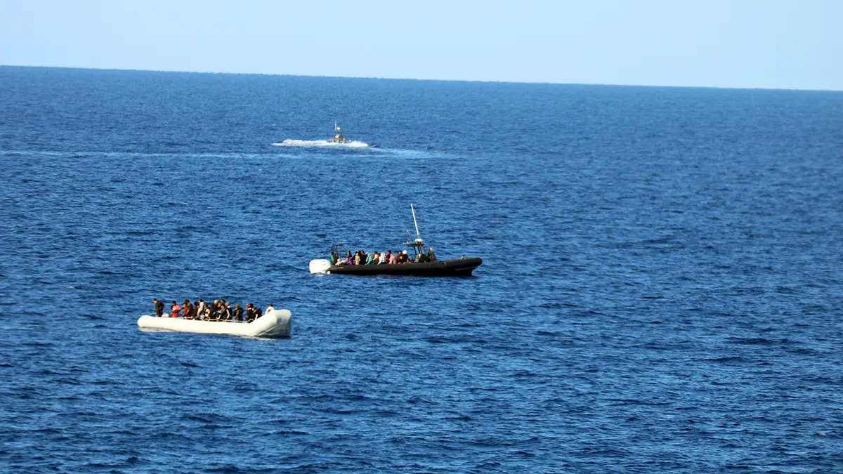 La lancha de goma y, detrás, la lancha rápida de los hombres armados llevándose a mujeres y niños. Mar mediterráneo 2024. © MSF