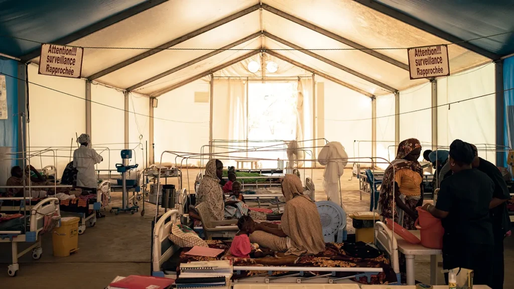 Vista general del Centro de Alimentación Terapéutica para Pacientes Hospitalizados (ITFC) gestionado por Médicos Sin Fronteras en el centro de salud Adré Urbain en Adré, al este de Chad.
