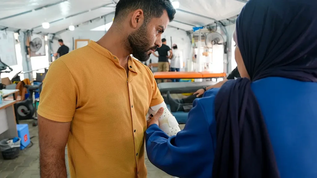 Hospital de campaña de Al-Zawayda Un fisioterapeuta ajusta el ajuste de la férula del paciente. Es necesario un ajuste preciso para proporcionar un soporte adecuado sin causar molestias ni puntos de presión. Gaza