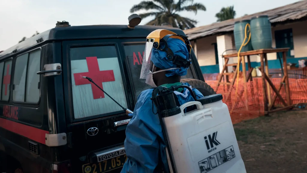 Un higienista del Centro de Tratamiento del Ébola gestionado por MSF desinfecta las puertas de una ambulancia después de que transportara a un paciente, sospechoso de padecer la enfermedad del Ébola, a la zona de ingreso del centro. Mongbwalu, provincia de Ituri, República Democrática del Congo.