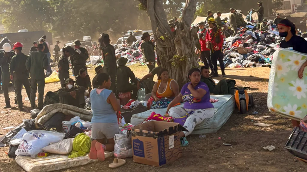 En los últimos 4 días, hemos brindado donaciones a 8 hospitales en La Guaira, algunos de ellos en varias ocasiones. En total, hemos apoyado el tratamiento de más de 3500 pacientes en diferentes niveles. Las necesidades persisten y seguimos apoyando a las estructuras de salud. Próximamente, pondremos en marcha clínicas móviles en parques, estadios y asentamientos espontáneos donde actualmente se encuentran muchas personas desplazadas.