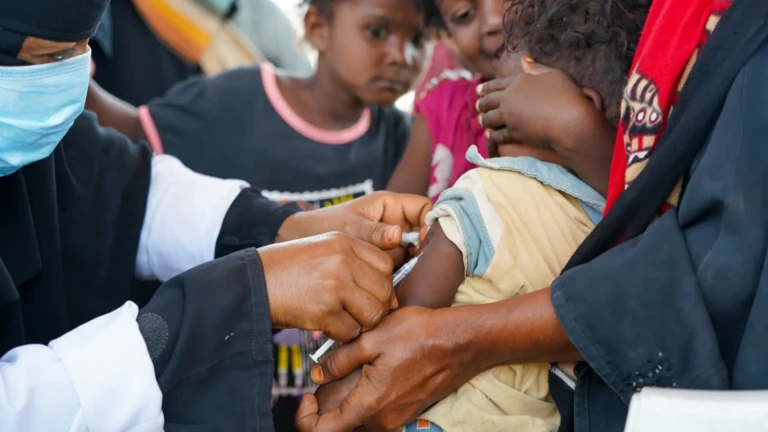Una actividad de vacunación contra el sarampión en Ateera (2), distrito de Tuban, gobernación de Lahj, Yemen, 5 de mayo de 2026.