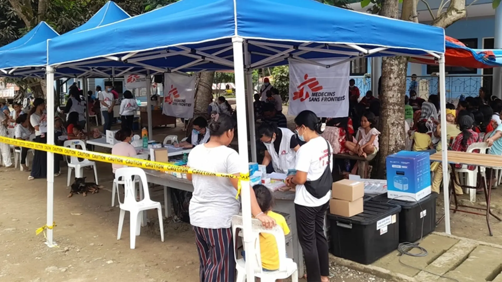 clínica móvil instalada por Médicos Sin Fronteras en Glan, Sarangani.