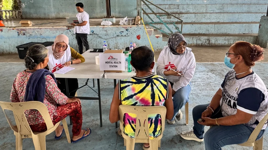 El equipo de Médicos Sin Fronteras realiza una sesión de asesoramiento en un colegio de Glan, provincia de Sarangani. Paralelamente, profesores y personal escolar reciben orientación en primeros auxilios psicológicos, lo que les permite apoyar a estudiantes y miembros de la comunidad mientras también afrontan su propia recuperación