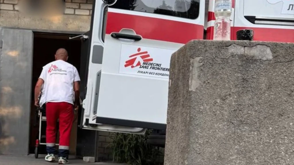 Ambulancia de la MSF frente al hospital apoyado por la MSF, región de Dnipró.