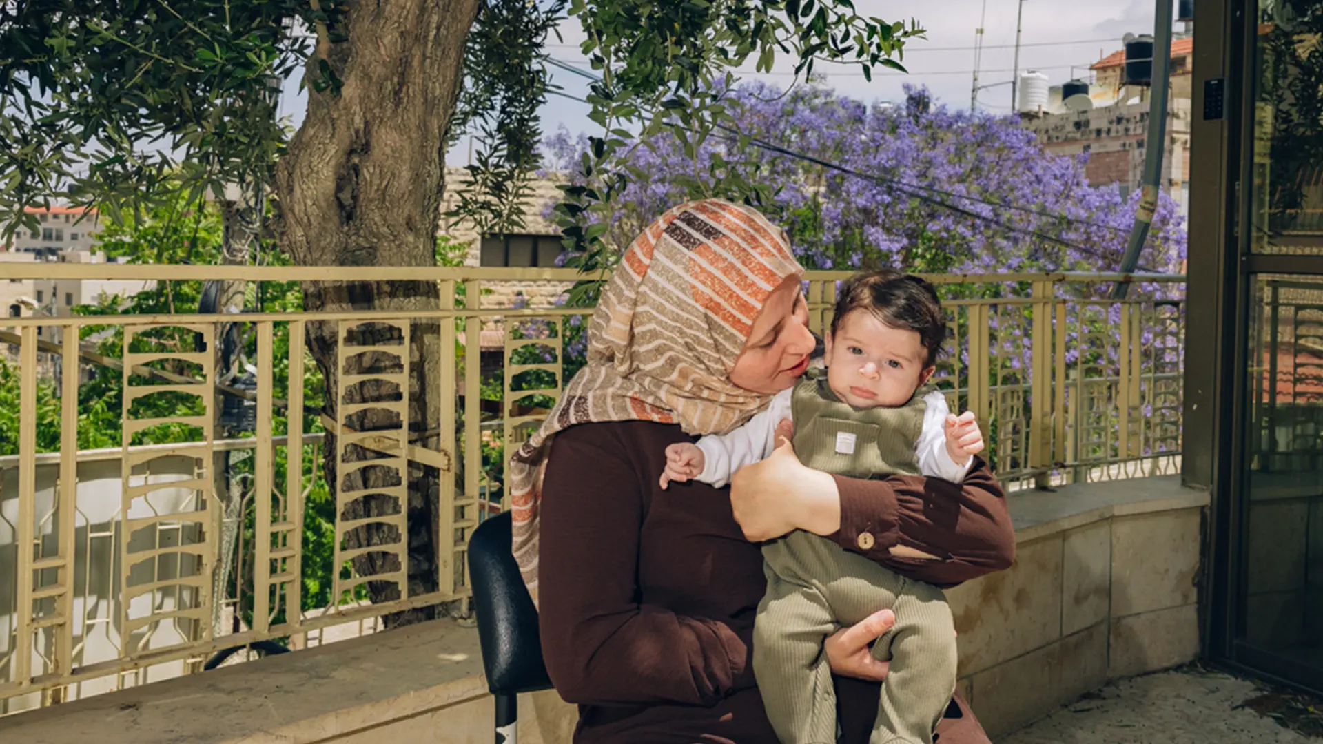 Rana Abu Hajleh, paciente de MSF, sostiene a su bebé de dos meses y medio en la clínica MSF en Nablus. Durante su embarazo, dice que los repetidos cierres de controles y las restricciones de movimiento dificultaron llegar a atención médica.