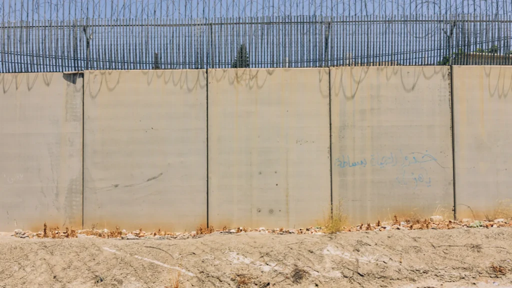 El Muro de Separación israelí atraviesa el paisaje de Cisjordania. La barrera de 712 kilómetros sigue siendo el mayor obstáculo físico que afecta directamente al movimiento diario y a la vida de 3,4 millones de palestinos (OCHA).