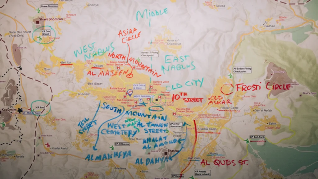 Un mapa utilizado por el equipo de MSF para rastrear los cierres activos israelíes. Al menos 459 obstáculos de movimiento bloquean directamente el acceso entre las ciudades y las carreteras principales, obligando a la gente a tomar rutas secundarias impredecibles (OCHA).