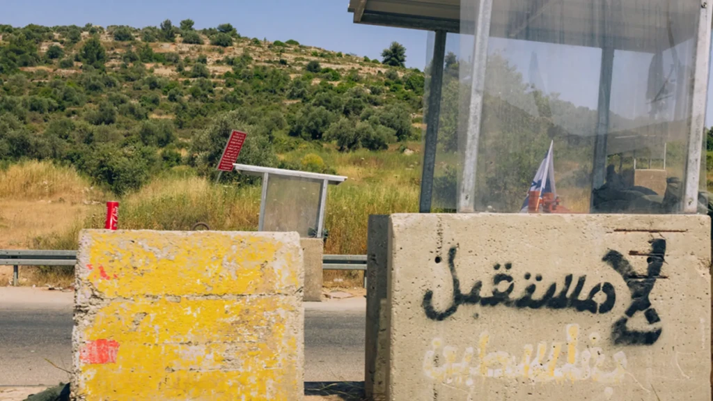 Un grafiti en un puesto de control israelí en Ramala, Cisjordania ocupada, dice 'No hay futuro en Palestina'. "Es otra guerra psicológica contra nosotros, quieren que creamos que no tenemos futuro aquí, así que nos vamos", dice Oday Alshobaki, oficial de comunicaciones de MSF.