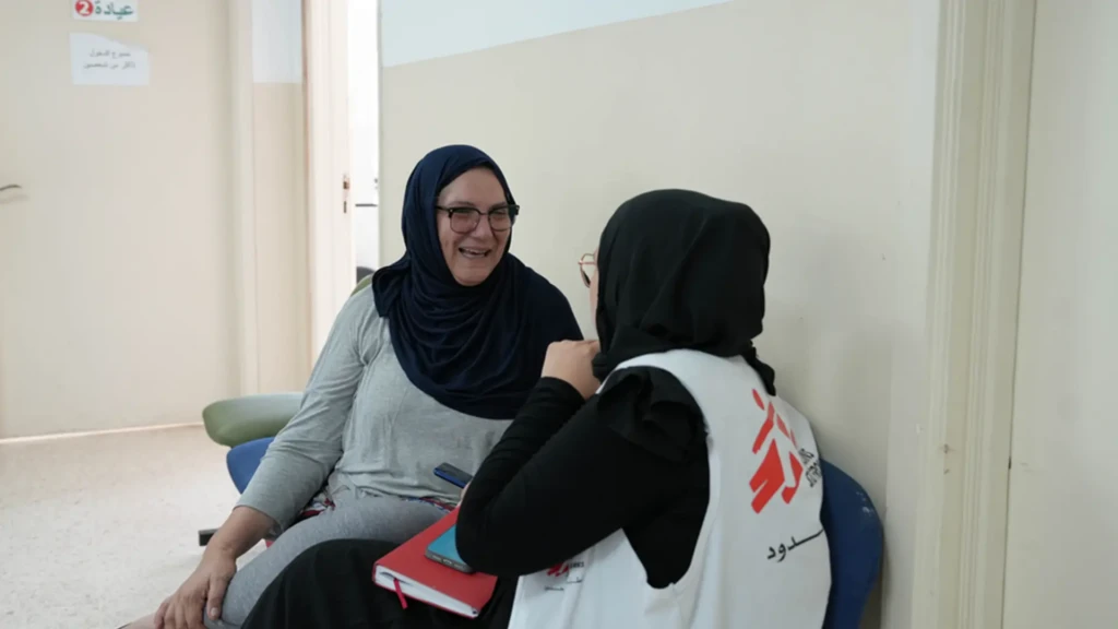 Lina recibe apoyo en salud mental en la clínica móvil de MSF. A pesar de los repetidos anuncios de alto al fuego, las operaciones militares israelíes continúan en partes del sur del Líbano, dejando a las comunidades atrapadas entre el regreso a casa y la incertidumbre.