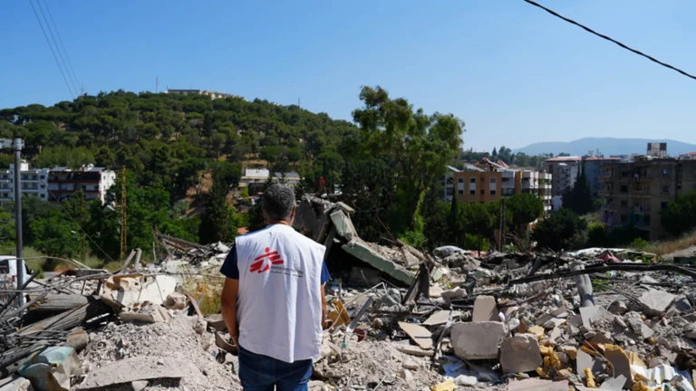 MSF visita el lugar del equipo de defensa civil al que apoya en la ciudad de Nabatiyeh. El centro fue destruido por ataques aéreos israelíes durante la escalada de la guerra en Líbano.