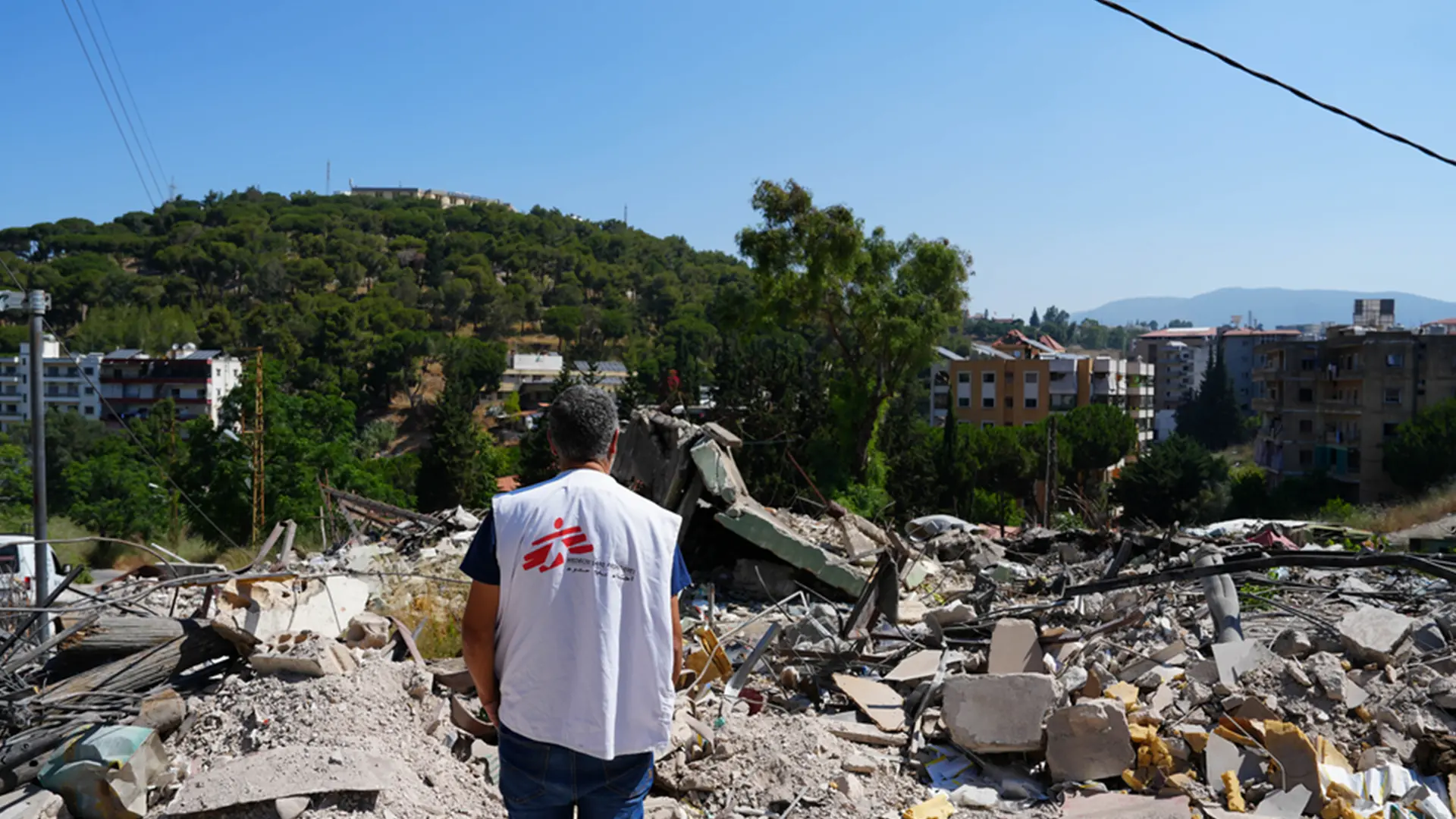 MSF visita el lugar del equipo de defensa civil al que apoya en la ciudad de Nabatiyeh. El centro fue destruido por ataques aéreos israelíes durante la escalada de la guerra en Líbano.