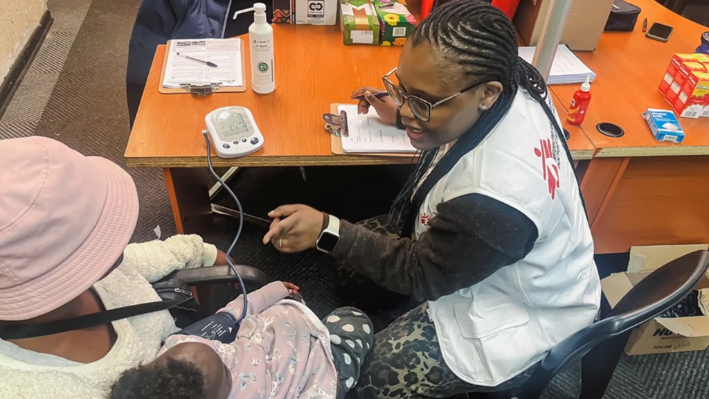 Clínica móvil en Johannesburgo en la que prestamos atención médica y psicológica a los migrantes desplazados que han huido de la violencia xenófoba, de las amenazas y de la intimidación.