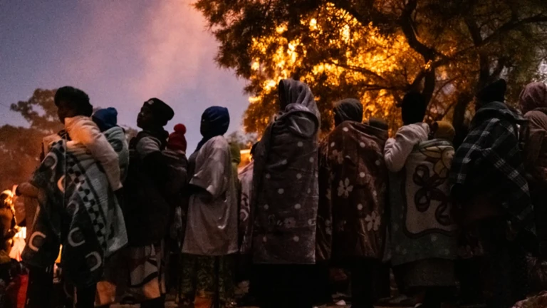 Decenas de miles de personas huyeron de sus hogares el 30 de junio debido a protestas antimigrantes y violencia en Sudáfrica, para buscar refugio en parques, iglesias y consulados