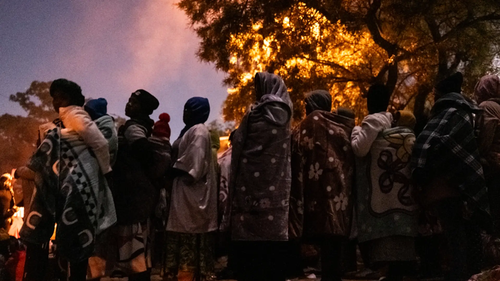 Decenas de miles de personas huyeron de sus hogares el 30 de junio debido a protestas antimigrantes y violencia en Sudáfrica, para buscar refugio en parques, iglesias y consulados