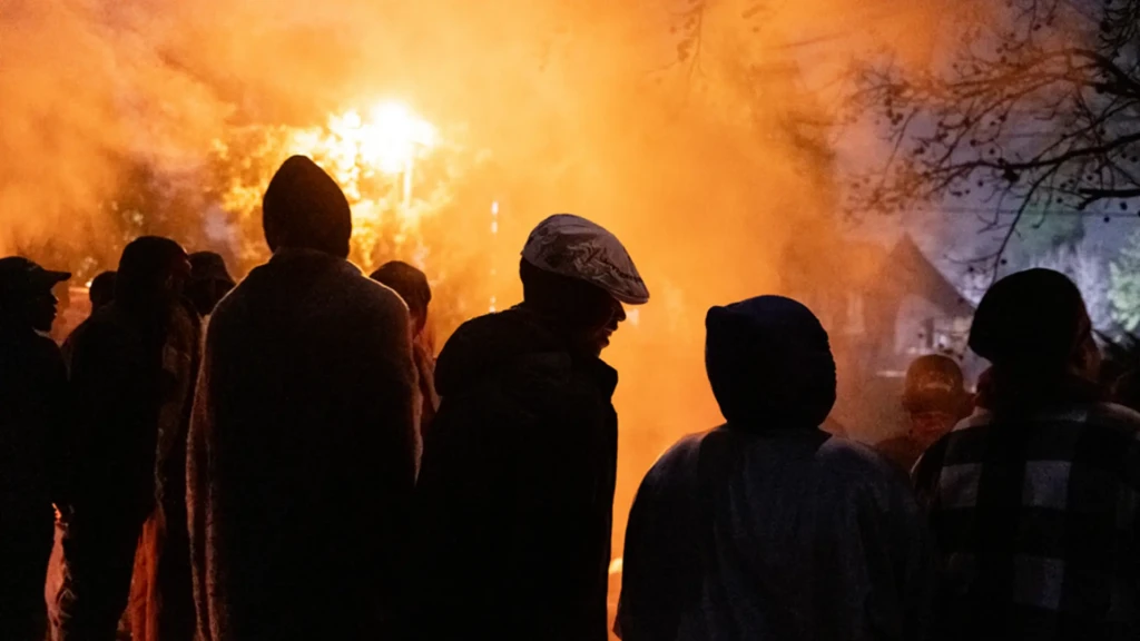 El 30 de junio, decenas de miles de personas se vieron obligadas a huir y abandonar sus hogares, buscando refugio en parques, iglesias y consulados.