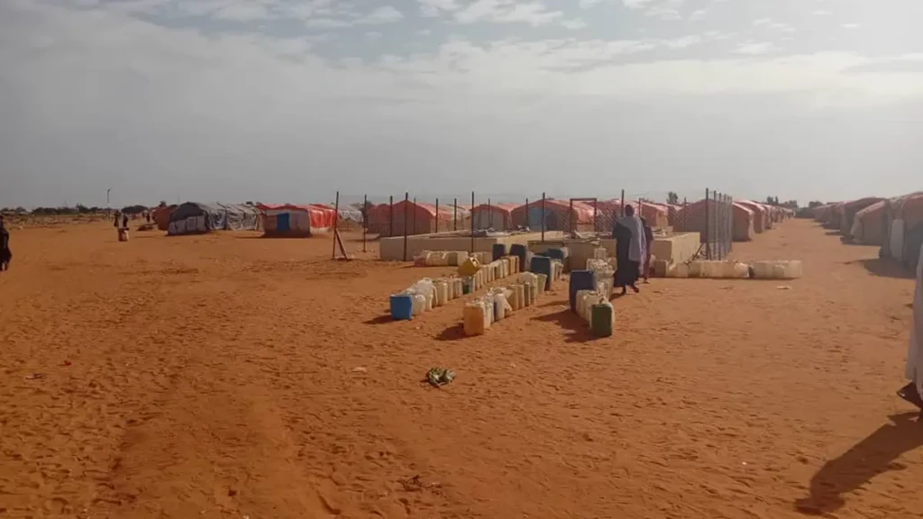 Bidones de agua están alineados en el suelo cerca de una unidad de aislamiento en el hospital universitario El Obeid, donde MSF ha estado apoyando a las autoridades sanitarias locales en su respuesta a un brote de sarampión.