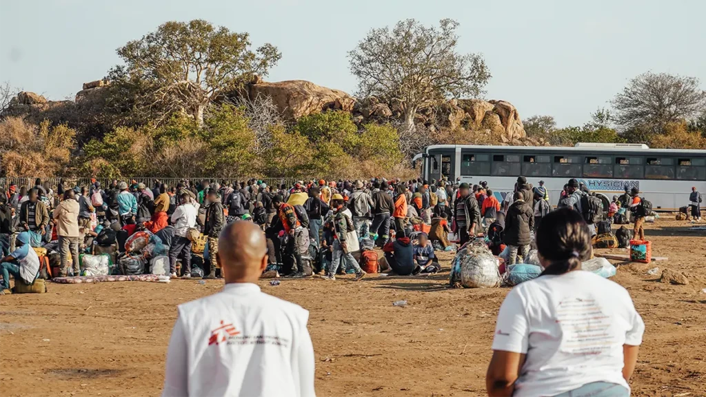 La participación comunitaria es una parte importante del esfuerzo de MSF para animar a las personas desplazadas a buscar atención médica antes de trasladarse a países vecinos. Sudáfrica.