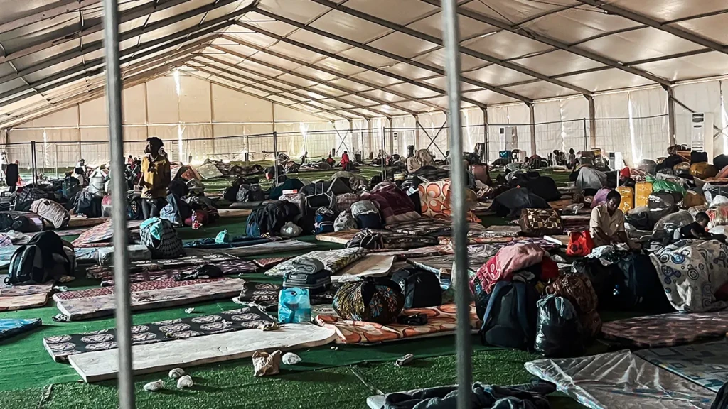 La gente pasa una noche de media en Musina y puede mostrarse reacia a salir de las colas para buscar atención médica o porque se marchan demasiado rápido. Sudáfrica.