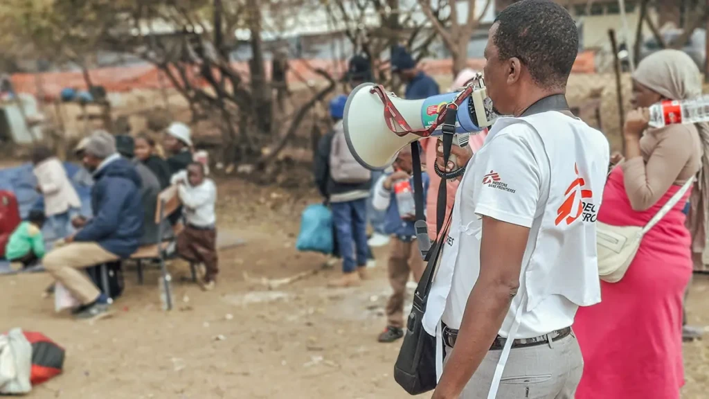 Trabajador de MSF imparte sesiones diarias de educación médicay conecta a los retornados con servicios esenciales de salud y apoyo. Sudáfrica.