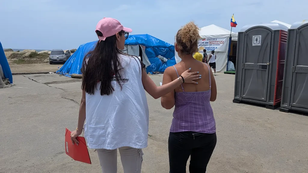Una psicóloga de MSF brinda apoyo a un paciente en una clínica móvil en Playa Verde, Maiquetia, Venezuela, el martes 21 de julio de 2026.