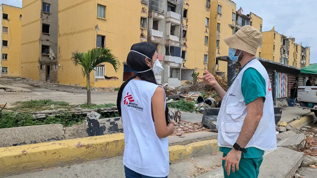 El personal médico de MSF inspecciona los daños en un complejo de edificios en Playa Verde, Venezuela, el 20 de julio de 2026, muy cerca de una clínica móvil donde brindamos atención médica.