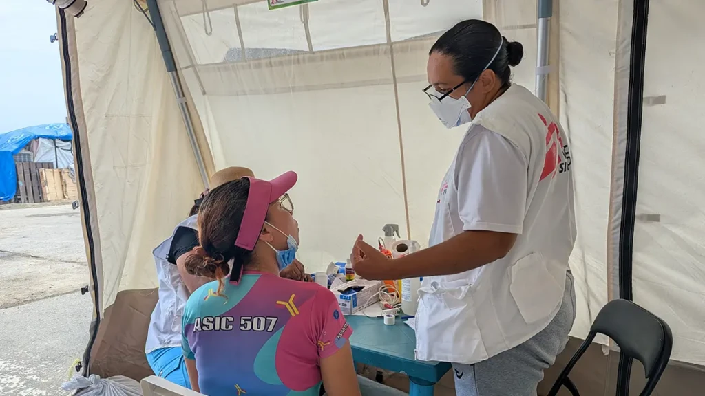 Un paciente recibe una consulta médica en una clínica móvil de MSF en Playa Verde, Maiquetia, Venezuela, el lunes 20 de julio de 2026.