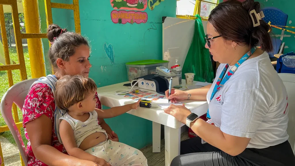 Yeivy Rozo y su hijo Matías están siendo atendidos en la zona de triaje de la clínica móvil en una zona rural de Tibú, Norte de Santander. Tibú es uno de los municipios de la región del Catatumbo.