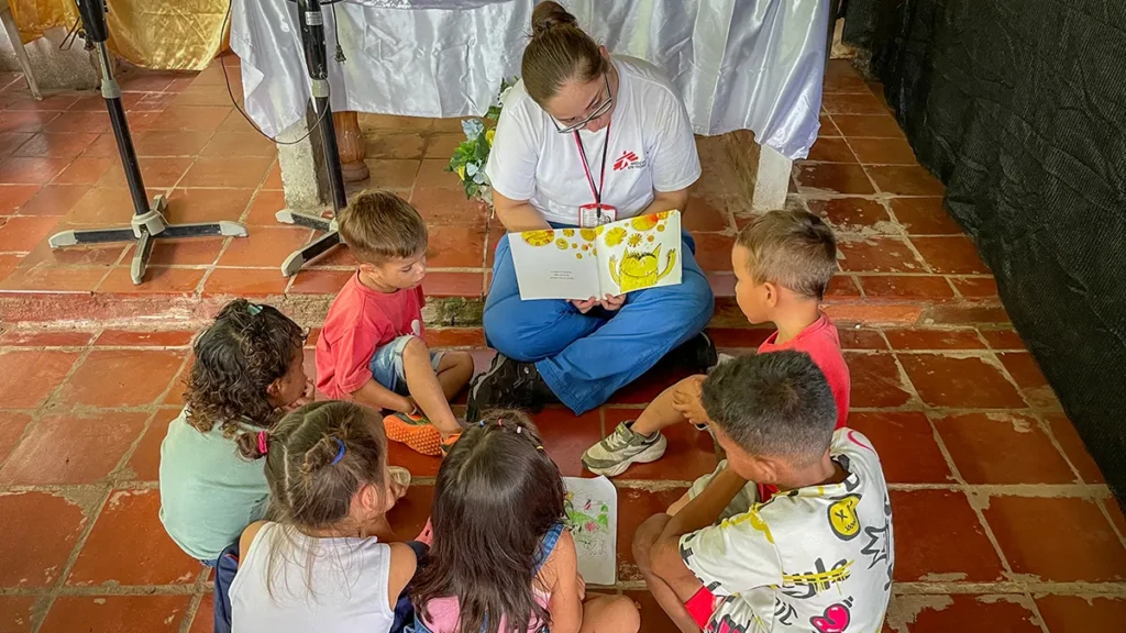 La psicóloga de MSF Daniela Valenzuela imparte sesiones de psicoeducación con niños en una comunidad rural de Tibú, Norte de Santander. Daniela les enseña a identificar sus emociones.