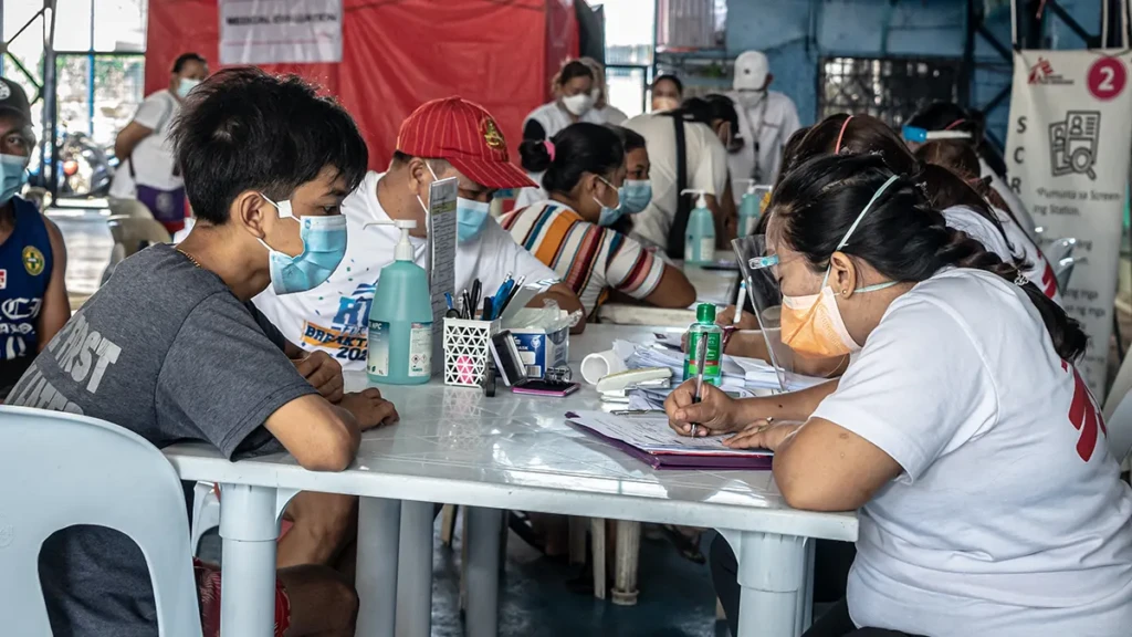 Un voluntario de MSF entrevista a un residente en el sitio de detección móvil de tuberculosis de MSF en barangay [aldea] 133 en Tondo, Manila. Filipinas, marzo de 2023. © Ria Kristina Torrente