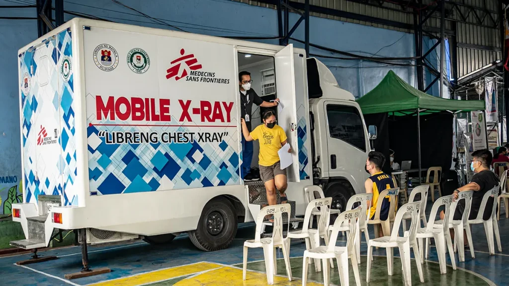 Residentes que esperan una radiografía de tórax gratuita en el sitio de detección móvil de tuberculosis de MSF en barangay 133 en Tondo, Manila. Filipinas, marzo de 2023.