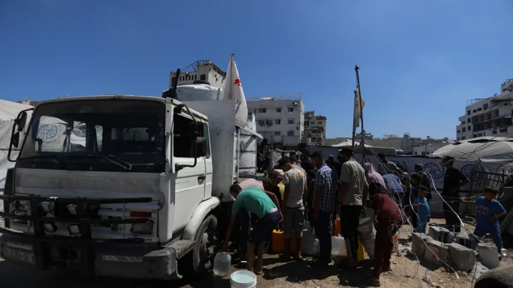 Un camión cisterna de MSF proporciona una fuente crítica de agua potable limpia. Gaza, Palestina, julio de 2025. © MSF