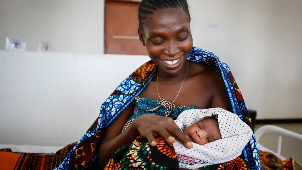Una madre con su bebé en la sala de maternidad del hospital Liwali B.