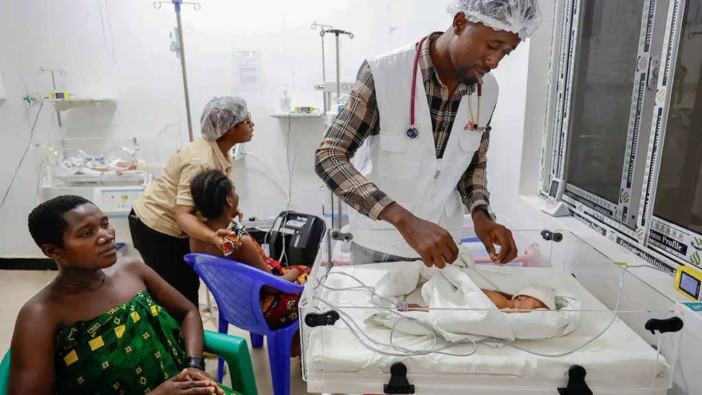 Actividades médicas con un bebé prematuro en cuidados intensivos neonatales en el Hospital Liwale B.