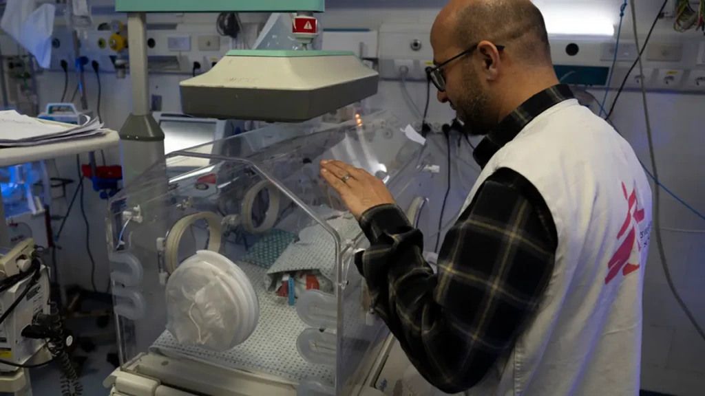 Mohammed Shehada, responsable de actividades de enfermería en el hospital Al-Helou en Gaza, revisa a un recién nacido con bajo peso que está en una incubadora. Palestina, abril de 2026.