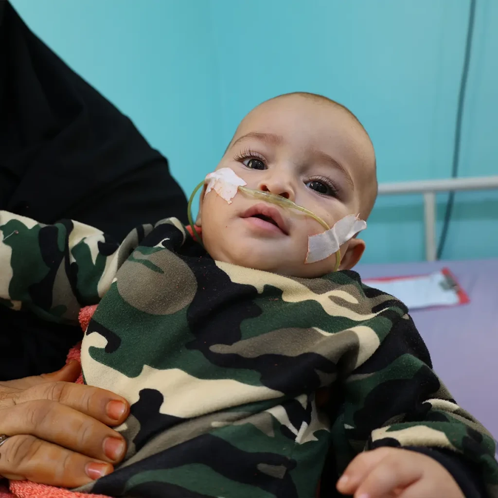 Mohammed, un niño de 8 meses, fue ingresado en la planta de pediatría del hospital de Abs para recibir tratamiento con el apoyo de MSF.