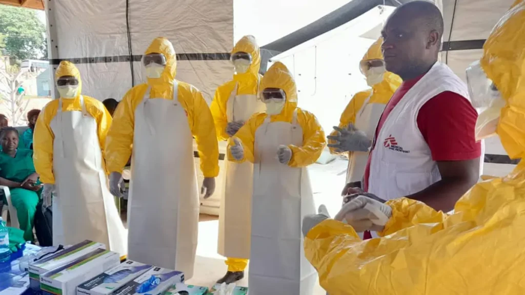 Los equipos de MSF imparten formación a los miembros de los equipos médicos de emergencia del Ministerio de Salud de Uganda, como parte de la respuesta al brote de Ébola. Kampala, Uganda, junio de 2026.