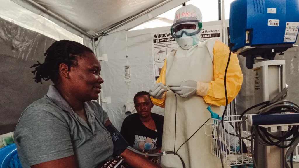 Dos enfermeras acuden a ver a Pierrette, una paciente cuyos resultados confirmaron hace varios días que había contraído el virus. Su estado ha mejorado significativamente desde que llegó al centro.