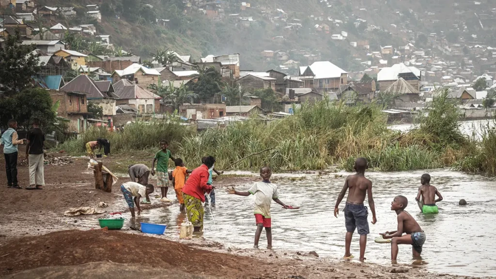 Niños jugando en el río Ruzizi, donde se ha instalado un sitio de cloración para asegurar el agua y prevenir la transmisión del cólera.